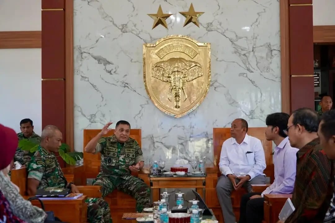 Pangdam IM Mayjen TNI Niko Fahrizal menerima audiensi para pelaksana pembangunan Batalyon Teritorial Pembangunan di Balee Sanggamara Makodam Iskandar Muda, Jum'at (25/4)