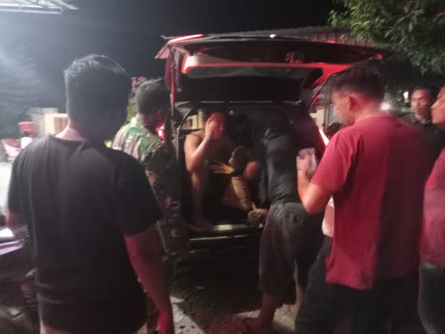 Seorang pengedar narkoba diamankan polisi usai baku tembak di halaman Masjid Al-Ikhlas, Gampong Keude Bagok, Kecamatan Nurussalam, Aceh Timur, pada Sabtu malam (26/4). (Foto: Dok. Polres Aceh Utara)
