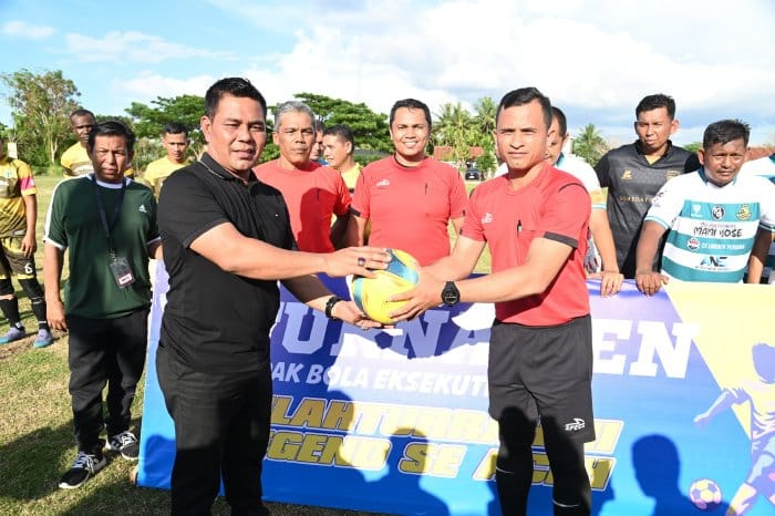 Bupati Aceh Besar Syech Muharram Idris menyerahkan bola kepada juri dalam Turnamen Bola Kaki eksekutif dalam rangka Silaturrahmi di Lapangan Sepakbola Meunasah Tuha, Kecamatan Peukan Bada, Aceh Besar, Sabtu (26/4/2025)