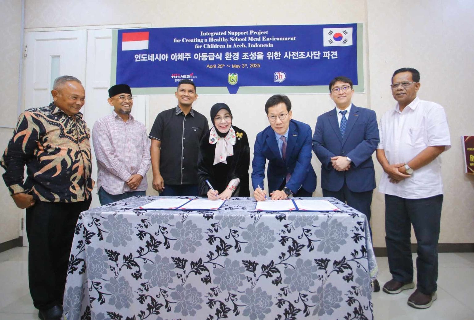 Penandatanganan MoU oleh Wali Kota Banda Aceh Illiza Sa’aduddin Djamal dan Wakil Direktur KAHP, Mr Hyun Seung Kim, di Pendopo Wali Kota Banda Aceh, Ahad (27/4). (Foto: For Infoaceh.net)