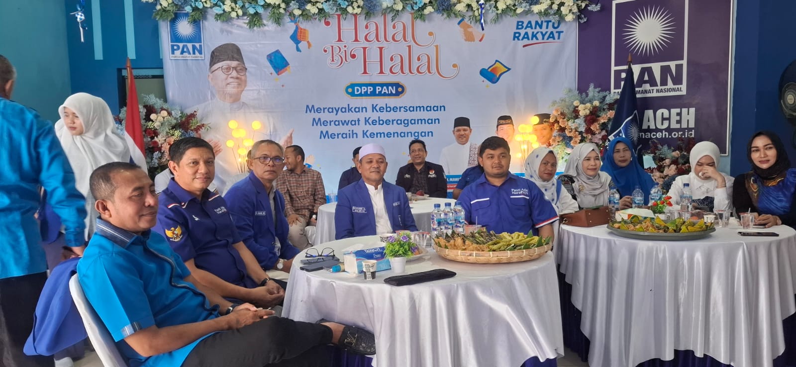 Ketua DPW PAN Aceh Ir Mawardi Ali bersama ppengurus sedang mengikuti halal bi halal di Rumoh PAN Aceh, Lueng Bata, Banda Aceh, Ahad (20/4/2025). (FOTO: DPW PAN ACEH)