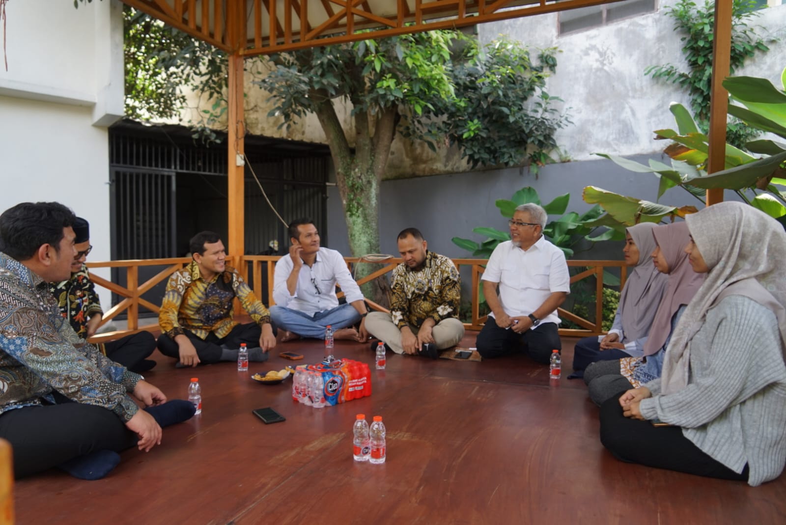 Wakil Gubernur Aceh Fadhlullah saat mendengar langsung keluh kesah mahasiswa Aceh di Malang, Jawa Timur, Senin, 21 April 2025. (Foto: Humas BPPA)