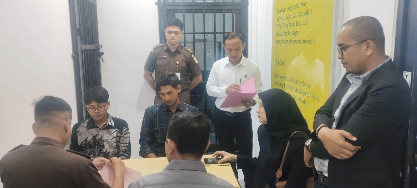 Satreskrim Polresta Banda Aceh menyerahkan 6 tersangka kasus penganiayaan yang berujung tewasnya seorang warga di Tibang, Kecamatan Syiah Kuala, Banda Aceh ke jaksa, Senin (21/4/2025). (Foto: Dok. Polresta Banda Aceh)