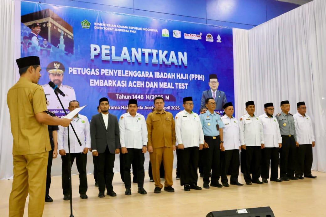 Plt Sekda Aceh M. Nasir Syamaun melantik Petugas Penyelenggara Ibadah Haji (PPIH) Embarkasi Aceh Tahun 2025, di Asrama Haji Embarkasi Aceh, Selasa (22/4/2025). (Foto: For Infoaceh.net)