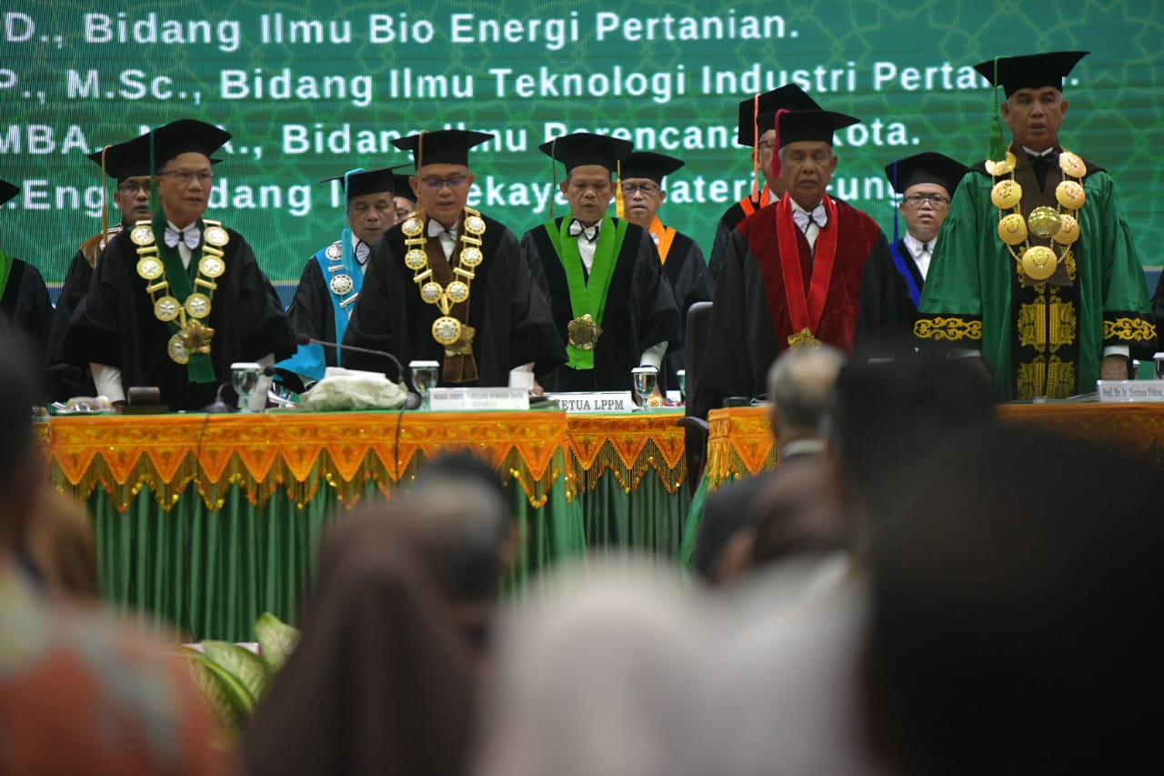 Pengukuhan lima Guru Besar USK pada sidang terbuka akademik Universitas Syiah Kuala, Darussalam, Selasa (22/4/2025). (Foto: For Infoaceh.net)
