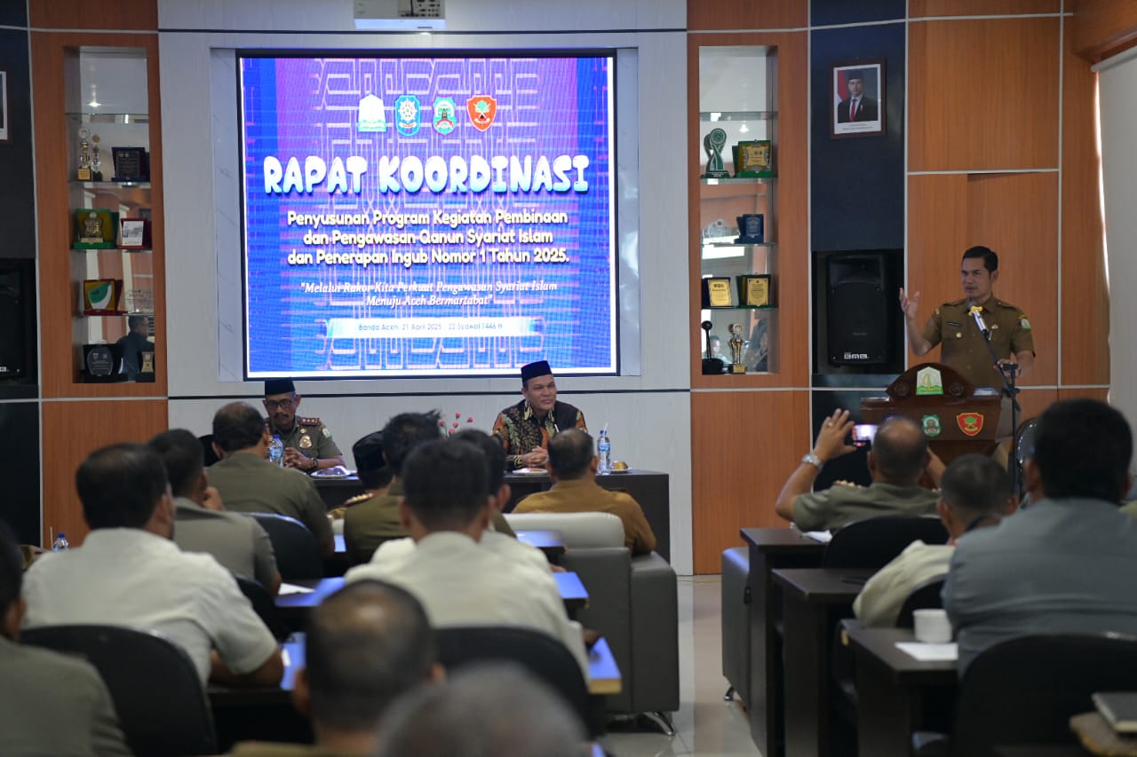 Plt Sekda Aceh M Nasir Syamaun membuka Rakor Penyusunan Program Kegiatan Pembinaan dan Pengawasan Qanun Syariat Islam dan Penerapan Ingub Nomor 1 Tahun 2025 dengan Kasatpol PP-WH Kabupaten/Kota di lantai III di Gedung Rapat Satpol PP-WH Aceh, Senin (21/4)