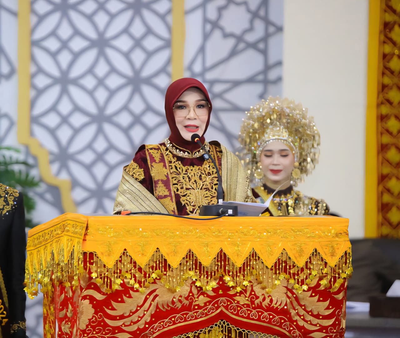 Wali Kota Banda Aceh Illiza Sa’aduddin Djamal menyampaikan sambutan pada rapat paripurna istimewa peringatan HUT ke-820 Kota Banda Aceh di Gedung DPRK Banda Aceh, Selasa (22/4). (Foto: Humas Pemko Banda Aceh)