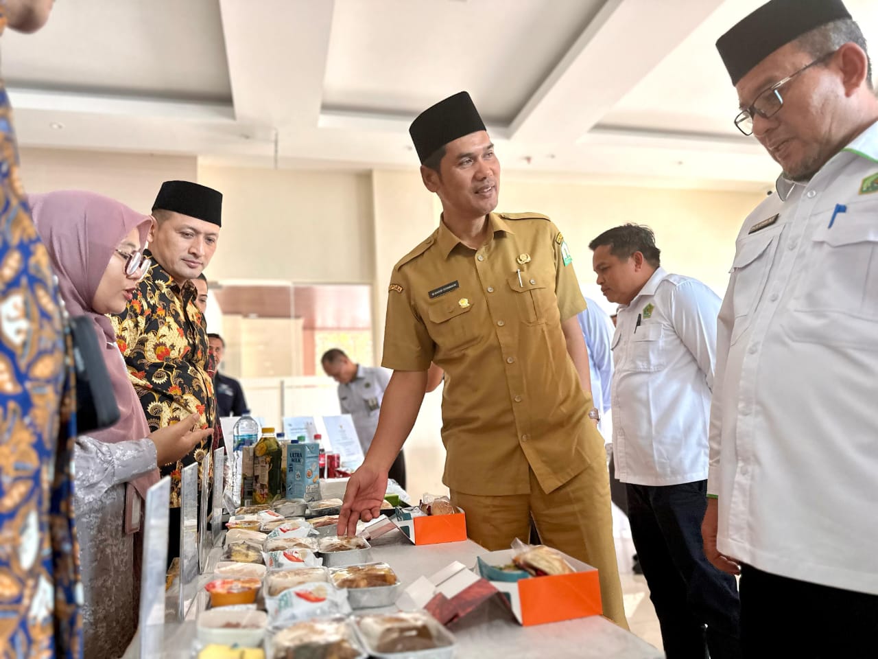 Plt Sekda Aceh, M Nasir Syamaun bersama Kakanwil Kemenag Aceh Azhari menguji konsumsi jamaah haji dalam penerbangan pergi dan kembali ke tanah air, di Asrama Haji Embarkasi Aceh, Selasa (22/4/2025). (Foto: For Infoaceh.net)