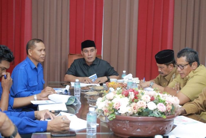 Bupati Aceh Besar Muharram Idris memanggil jajaran Direksi PDAM Tirta Mountala, di Ruang Rapat Gedung Dekranasda Gampong Gani, Kecamatan Ingin Jaya, Selasa (22/4). (Foto: For Infoaceh.net)