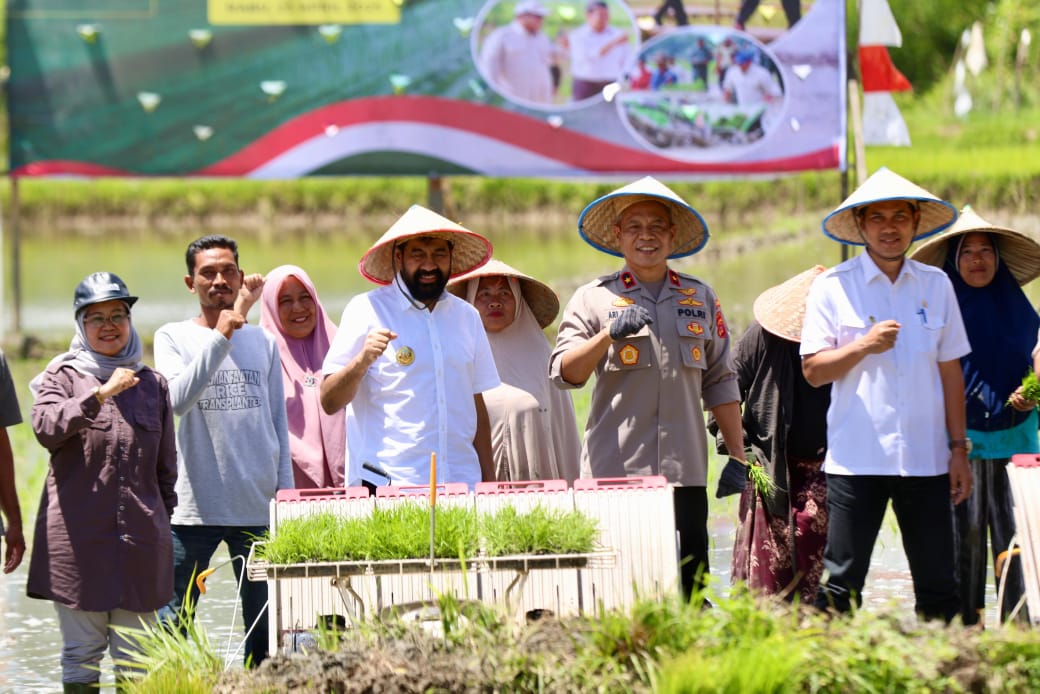 Gubernur Aceh Muzakir Manaf, menghadiri gerakan tanam padi serentak 14 Provinsi bersama Presiden Prabowo Subianto secara daring, di Gampong Lampasie Engking, Darul Imarah, Aceh Besar, Rabu (23/4). (Foto: For Infoaceh.net)