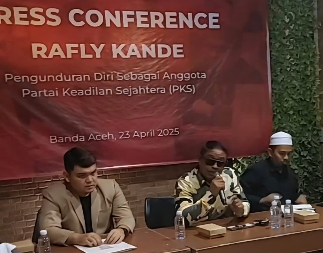 Mantan Anggota DPR RI asal Aceh Rafly Kande menggelar konferensi pers untuk mengumumkan mundur dari anggota Partai Keadilan Sejahtera (PKS), Rabu (23/4). (Foto: For Infoaceh.net)