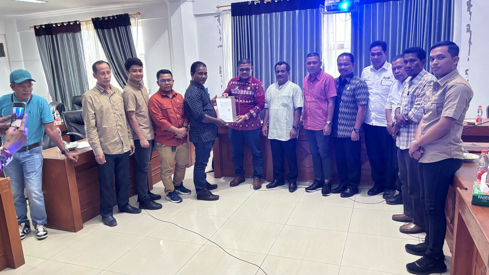 Ketua BRA Jamaluddin menyerahkan bahan pembentukan SOTK Satuan Pelaksana BRA Kabupaten Aceh Tamiang dan Penyerahan Akun E-Proposal BRA yang diterima Ketua Satpel BRA Aceh Tamiang, Rabu (23/4) di Gedung DPRK setempat. (Foto: For Infoaceh.net)