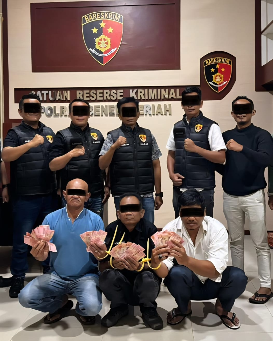 Tiga pria berinisial A, AYZN dan KH diamankan atas dugaan pemerasan Kepala desa di sebuah warung kopi kawasan Pante Raya, Kecamatan Wih Pesam, Bener Meriah, Rabu (23/4/2025). (Foto: Dok. Polres Bener Meriah)