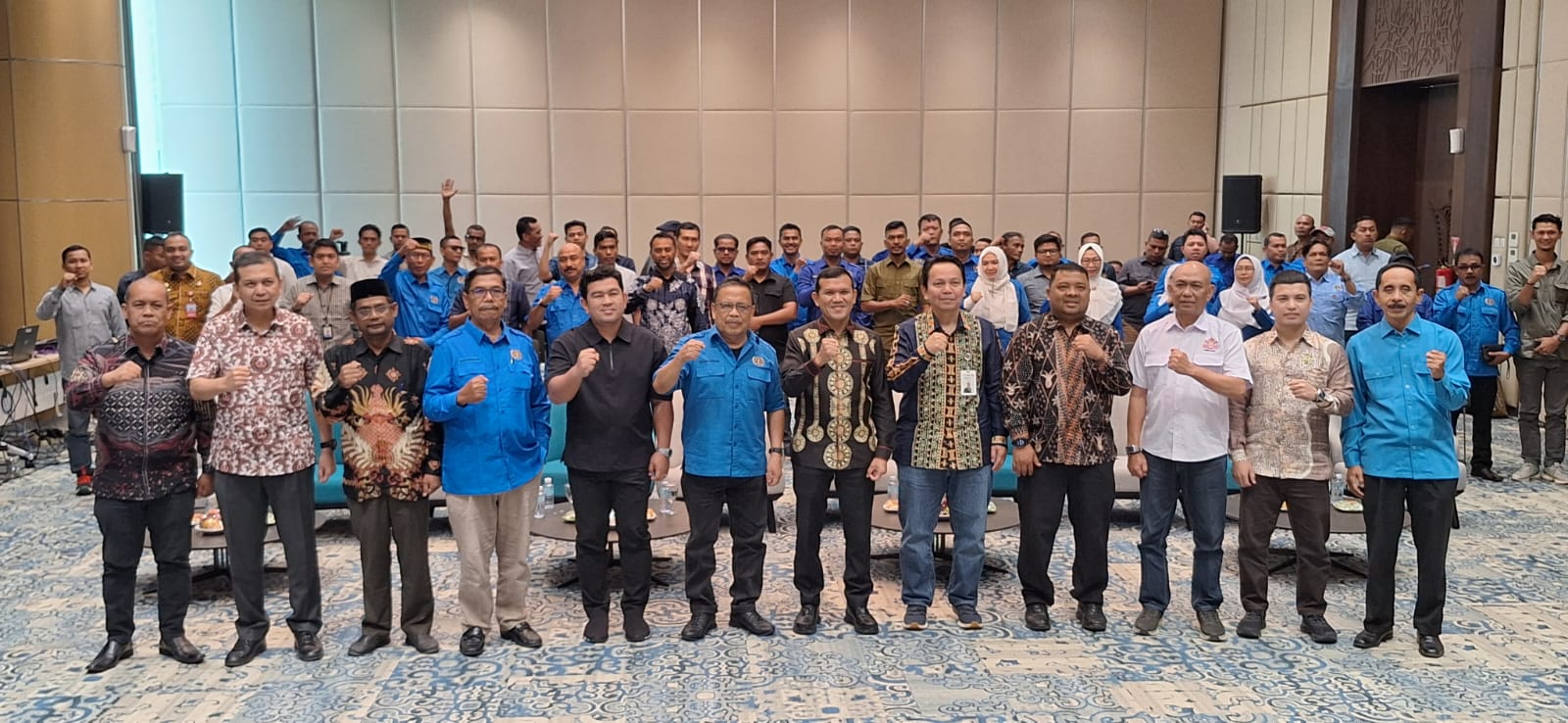 Wagub Aceh, Fadhlullah foto bersama dengan peserta dan tamu undangan acara Simposium Ekonomi: Kolaborasi PWI-BSI Mendukung UMKM Aceh di Lantai 8 Gedung Landmark BSI Aceh, Kamis, 24 April 2025. (Foto: Dok. PWI Aceh)