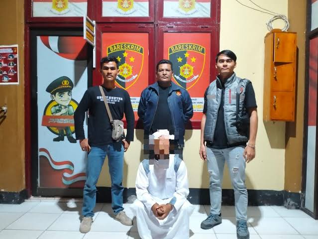 Unit Perlindungan Perempuan dan Anak (PPA) Satreskrim Polres Simeulue menangkap seorang ustaz muda berinisial DF (32), atas dugaan tindak pidana pelecehan seksual dan pemerkosaan terhadap anak di bawah umur. (Foto: Dok. Polres Simeulue)