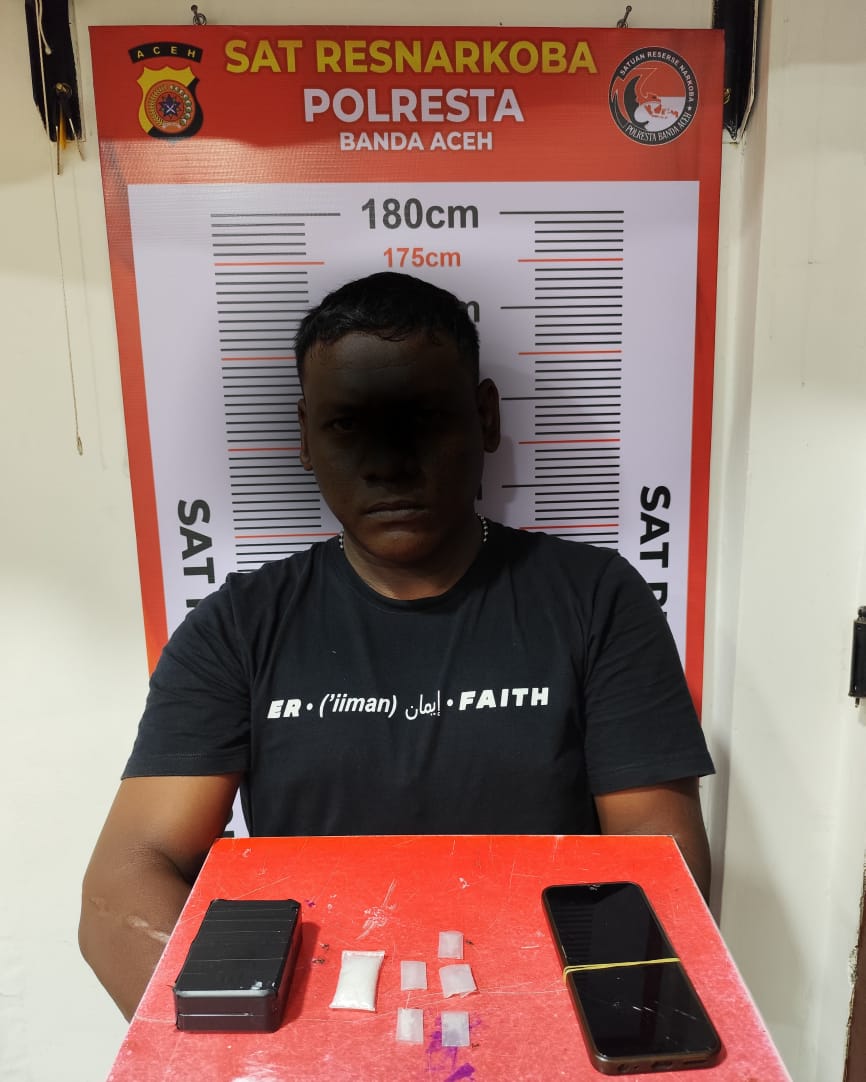 Satresnarkoba Polresta Banda Aceh menangkap pengedar narkoba di pinggir jalan kawasan Gampong Kajhu, Kecamatan Baitussalam, Aceh Besar. Pelaku berinisial SY (34) (Foto: Dok. Satresnarkoba Polresta Banda Aceh)