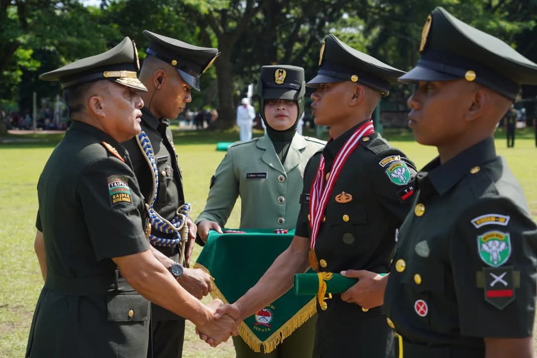 Pangdam Iskandar Muda Mayjen TNI Niko Fahrizal melantik 670 prajurit TNI AD berpangkat Prada di Lapangan Resimen Induk Kodam (Rindam) Iskandar Muda, Mata Ie, Aceh Besar, Jum'at (25/4). (Foto: Dok. Pendam IM)