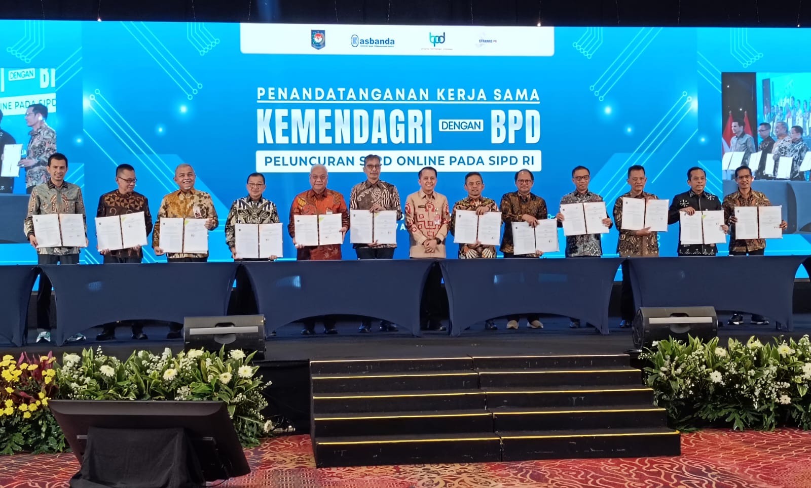 Direktur Dana dan Jasa Bank Aceh, M Hendra Supardi menandatangani Perjanjian Kerja Sama SP2D Online dengan Kemendagri di Jakarta pada 17 April 2025. (Foto: Dok. Bank Aceh)
