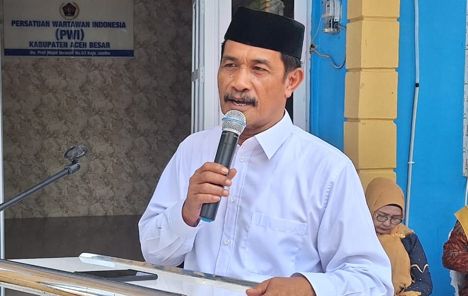 Wakil Bupati Aceh Besar Drs Syukri A Jalil, menyampaikan sambutannya pada acara silaturrahmi yang digelar di Kantor PWI Aceh Besar, Kota Jantho, Jum'at (25/4/2025)