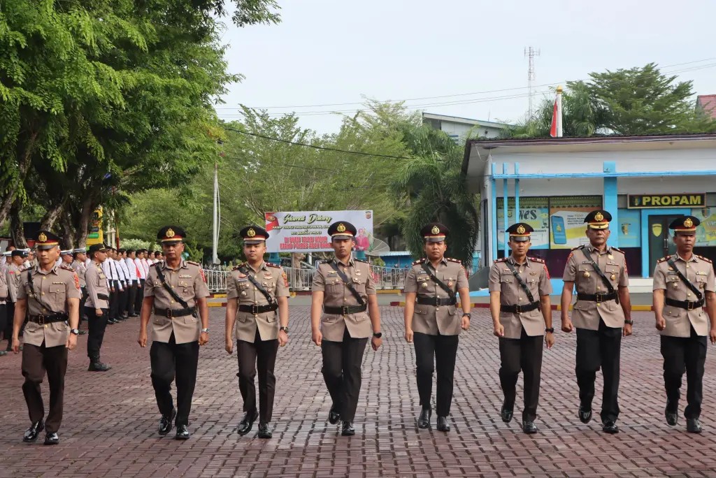 Polres Aceh Barat menggelar upacara pelantikan dan serah terima jabatan lima pejabat utama pada Jum'at (25/4/2025) di Lapangan Apel Polres Aceh Barat