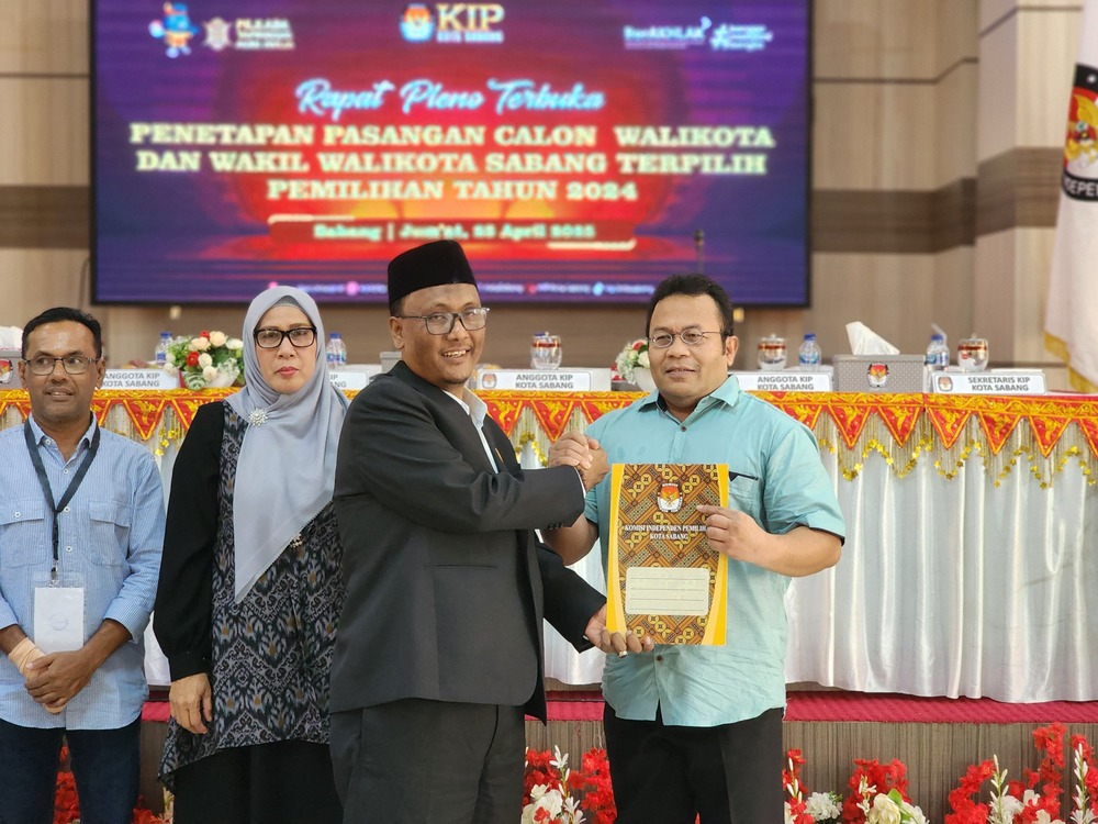 Ketua KIP Kota Sabang Akmal Said menyerahkan berkas penetapan wali kota terpilih kepada Zulkifli H Adam, Jum'at (25/4). (Foto: Infoaceh.net/AndiArmi)