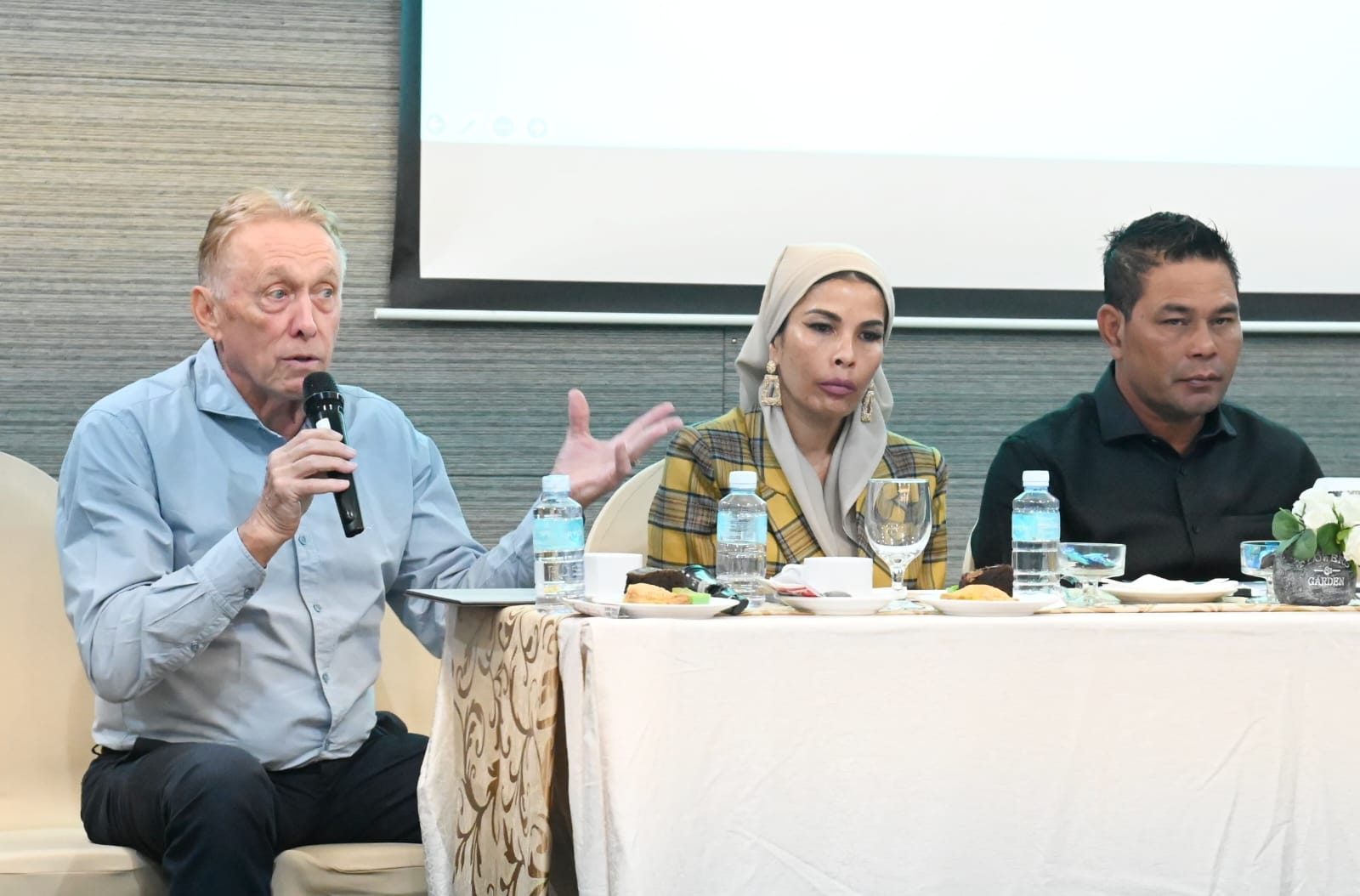 Chairman CEO GGI Energy Pte Ltd, Alan Matthews menyampaikan pemaparan terkait kerja sama Investasi Program Pengelolaan Sampah antara GGIE Singapore dan PT Pembangunan Aceh (PEMA) di Hotel Kyriad Muraya, Banda Aceh, Jum'at (25/4/2025).(Foto: For Infoaceh.net)