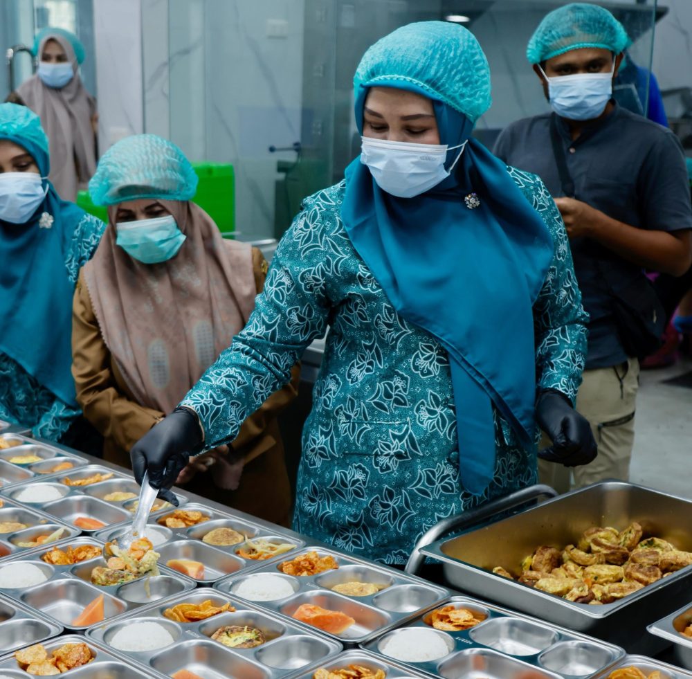 Ketua Tim Penggerak PKK Aceh, Marlina Usman mengunjungi lokasi Satuan Pelayanan Pemenuhan Gizi (SPPG) atau dapur Makan Bergizi Gratis (MBG) di Gampong Lambhuk, Banda Aceh, Senin (28/4/2025)