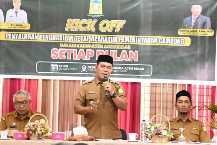 Bupati Aceh Besar Muharram Idris menyampaikan sambutan dalam acara Penyaluran Gaji Perbulan Secara Simbolis Kepada Keuchik Aceh Besar di Gedung Dekranasda, Gampong Gani, Kecamatan Ingin Jaya, Aceh Besar, Senin (28/4/2025)