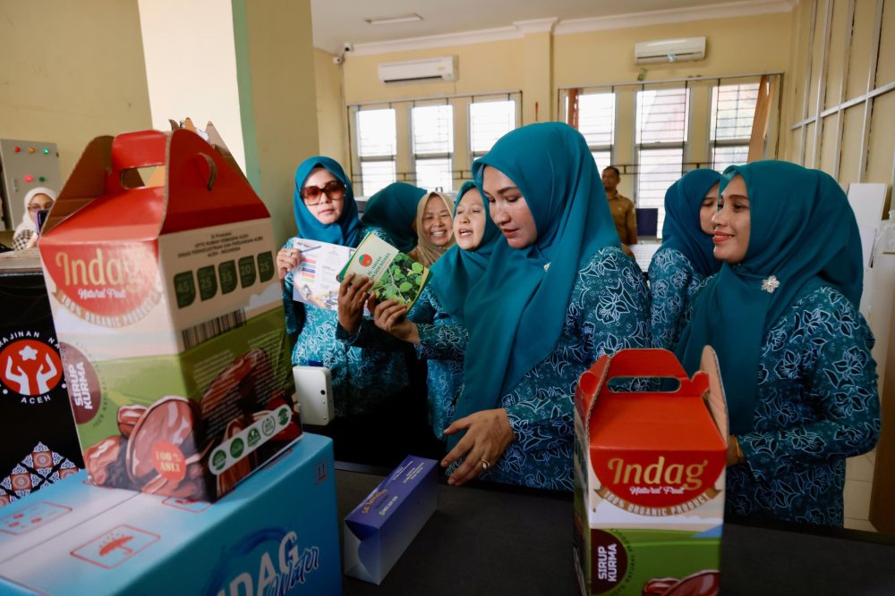 Ketua Tim Penggerak PKK Aceh Marlina Usman mengunjungi Rumah Kemasan Aceh di Dinas Perindustrian dan Perdagangan Aceh, Senin (28/4)