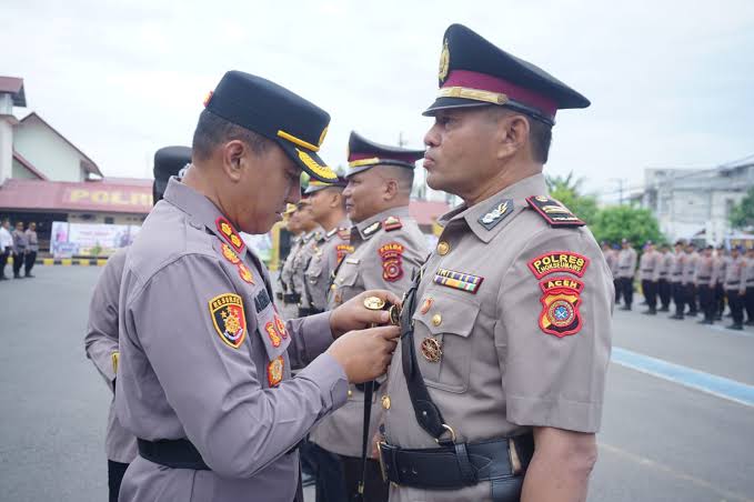 Kapolres Lhokseumawe AKBP Ahzan memimpin sertijab Kabag Ops, Kasat Lantas dan Kasat Binmas di Lapangan Satya Haprabu Polres Lhokseumawe, Senin (28/4)