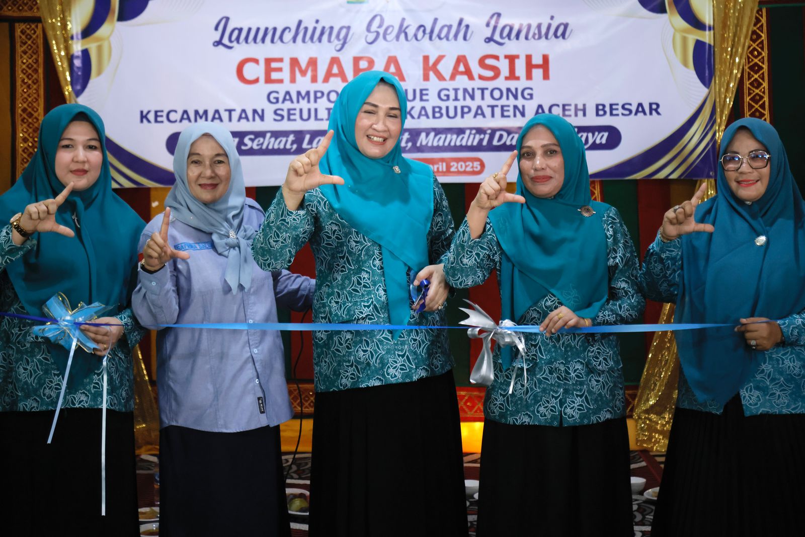Ketua PKK Aceh Marlina Usman bersama Ketua Dharma Wanita Persatuan Aceh Malahayati dan Ketua PKK Aceh Besar Rita Maya Sari menggunting pita tanda dimulainya Sekolah Lansia Cemara Kasih, di Gampong Alue Gintong Kecamatan Seulimuem, Selasa sore (29/4)