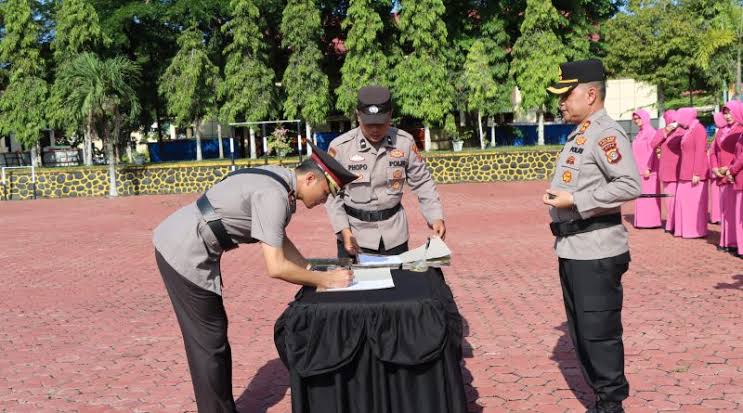 Kapolres Aceh Tamiang AKBP Muliadi memimpin Sertijab Wakapolres, Kabag Log, Kasat Binmas, Kasat Reskrim dan empat Kapolsek di Lapangan Parama Satwika Mapolres Aceh Tamiang, Selasa (29/4)