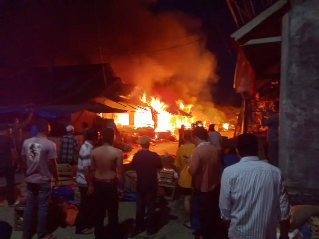 Sebanyak 23 unit kios atau kedai di Pasar Lamno, Kecamatan Jaya, Kabupaten Aceh Jaya, hangus terbakar pada Rabu (30/4/2025). (Foto: For Infoaceh.net)