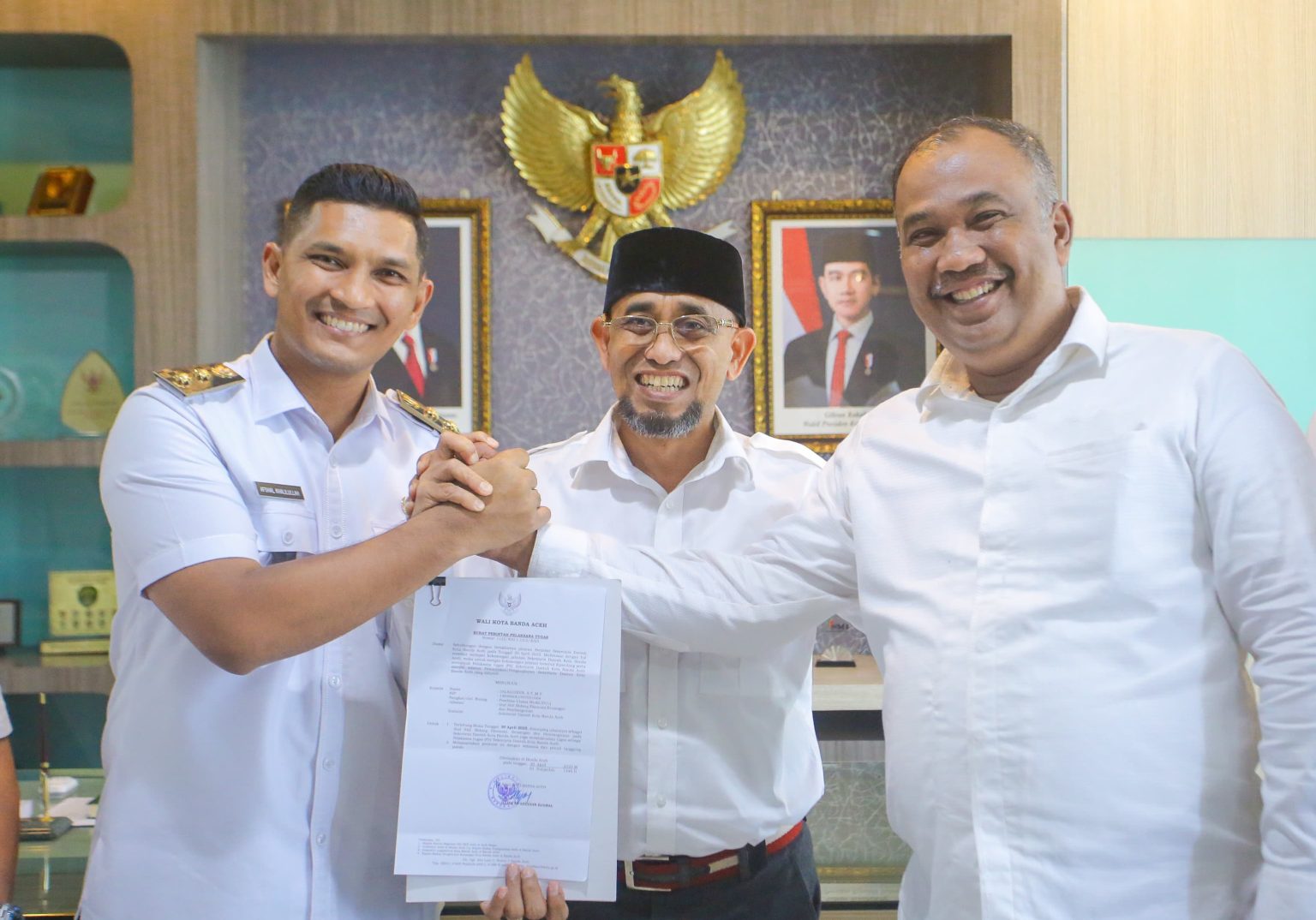 Wakil Wali Kota Banda Aceh Afdhal Khalilullah menyerahkan SK penunjukan Jalaluddin ST MT sebagai Plt Sekda Kota Banda Aceh, Rabu, 30 April 2025. (Foto: For Infoaceh.net)