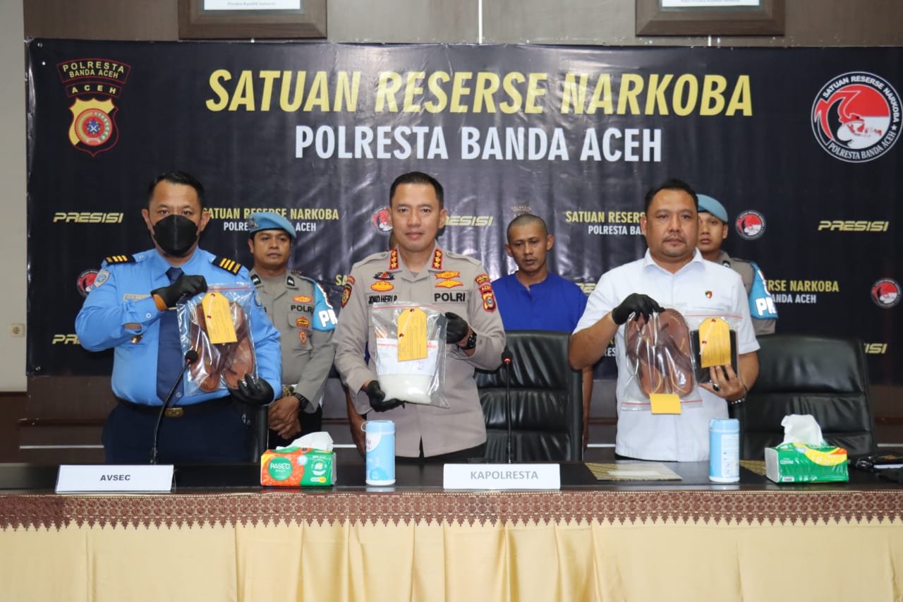 Kapolresta Banda Aceh Kombes Joko didampingi Kasat Resnarkoba AKP Rajabul Asra dan Vovo Kristanto PGS Airport Security Departement Head Bandara SIM saat konferensi pers di Polresta Banda Aceh, Rabu (30/4). (Foto: Dok. Polresta Banda Aceh)