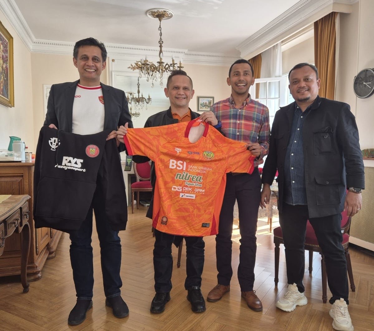 Presiden Persiraja Banda Aceh Nazaruddin Dek Gam mengukuhkan Persiraja Perwakilan Eropa di Paris, Prancis. (Foto: Dok. MO Persiraja)