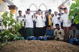Wakil Gubernur (Wagub) Aceh Fadhlullah, bersama istrinya Mukarramah, bersilaturrahmi halal bi halal Idulfitri ke kediaman Tgk H Sofyan Mahdi atau yang akrab disapa Abon Arongan, di kediamannya komplek Dayah Tauthiatuth Thullab, di Gampong Arongan Kecamatan Simpang Mamplam, Bireuen, Jum’at (4/4/2025).
