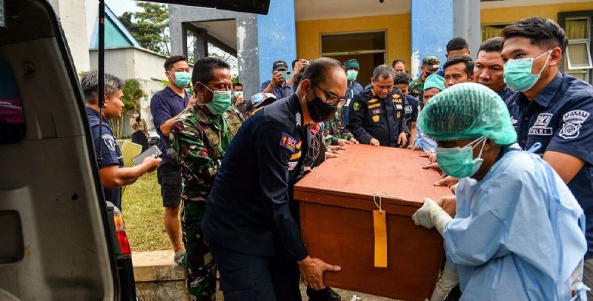 TNI AD Periksa Barang Bukti Ledakan Amunisi di Garut, 13 Orang Tewas