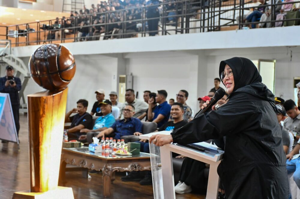Wali Kota Banda Aceh Illiza Sa’aduddin Djamal resmi membuka turnamen Wali Kota Cup Basketball yang digelar di GOR Basket Harapan Bangsa, Minggu (18/5/25). Foto. Humas Pemko BNA