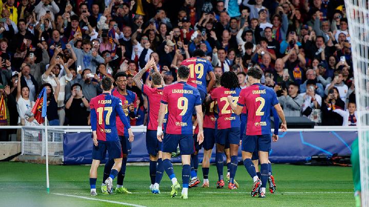 Para pemain Barcelon berselebrasi. Shutterstock/Christian Bertrand