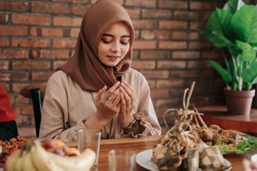 Ilustrasi perempuan berdoa sebelum makan. Ini jadwal puasa sunnah sebelum Idul Adha 2025, (Foto/Freepik).