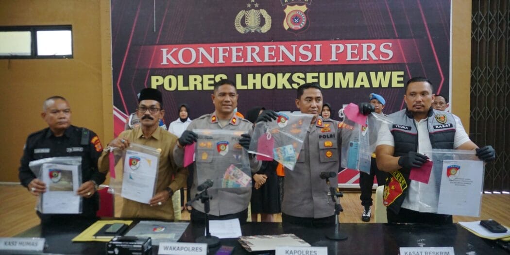 Kapolres Lhokseumawe AKBP Ahzan didampingi Wakapolres Lhokseumawe Kompol Salmidin memberikan keterangan pengungkapan prostitusi online di Gedung Serbaguna Wirasatya Polres Lhokseumawe, Senin pagi (5/5). (Foto: Dok. Polres Lhokseumawe)