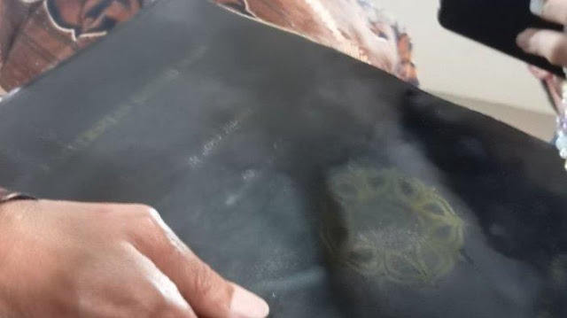 Setelah diperiksa oleh penyidik, Jokowi terlihat menenteng map hitam saat menemui wartawan di depan lobi Bareskrim Polri, Jakarta Selatan, Selasa (20/5/2025).
