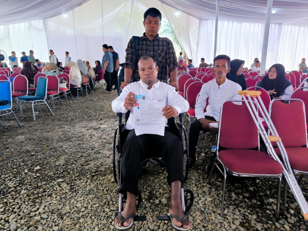 Muzakar didampingi anak laki-lakinya saat akan mengikuti seleksi PPPK di Aceh Besar