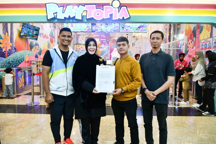 Wali Kota Banda Aceh Illiza Sa’aduddin Djamal memantau pemasangan tapping box di tempat usaha, Ahad (18/5).