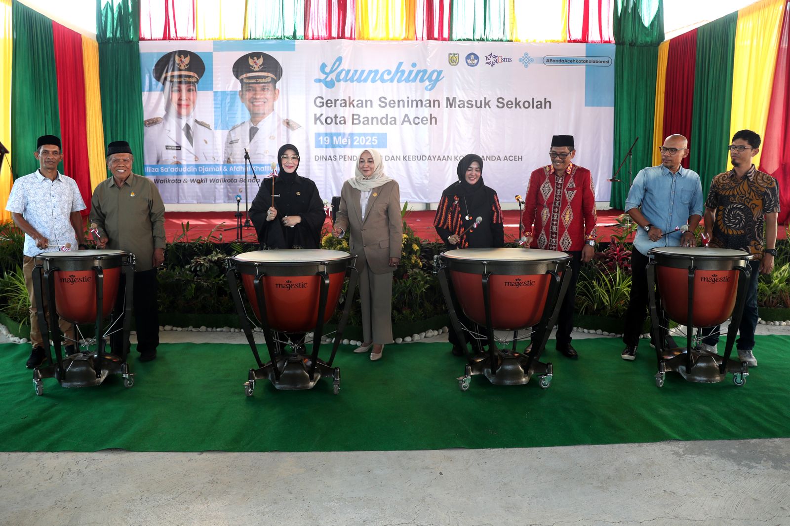 Wali Kota Banda Aceh, Illiza Sa’aduddin Djamal, secara resmi meluncurkan program Gerakan Seniman Masuk Sekolah tingkat SD dan SMP di SMP Negeri 19 Banda Aceh, Senin (19/5/2025).