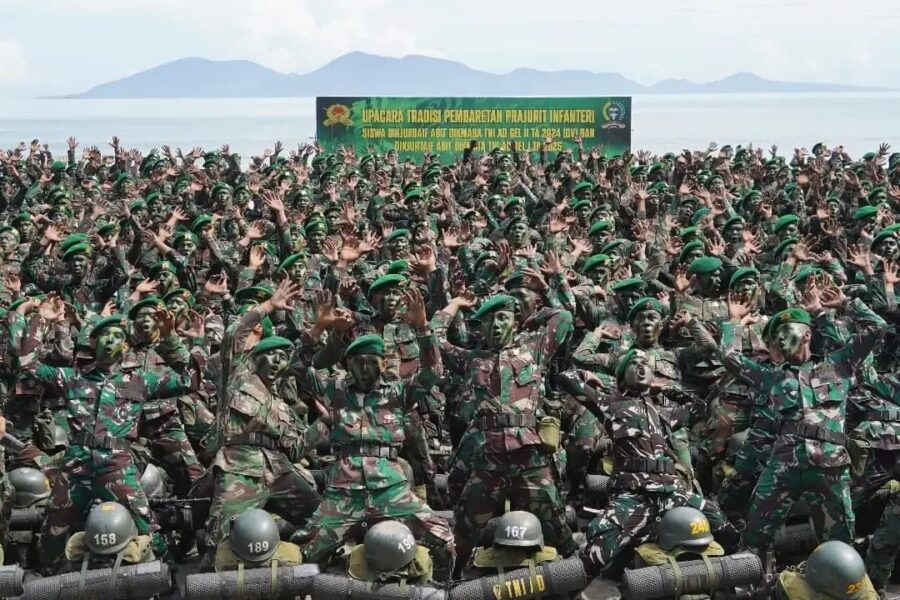 Sebanyak 1.056 prajurit muda infanteri TNI AD dikukuhkan dalam upacara penutupan pendidikan dan tradisi pembaretan Yudhawastu Pramuka di Pantai Ujong Batee, Aceh Besar, Kamis (22/5). (Foto: For Infoaceh.net)