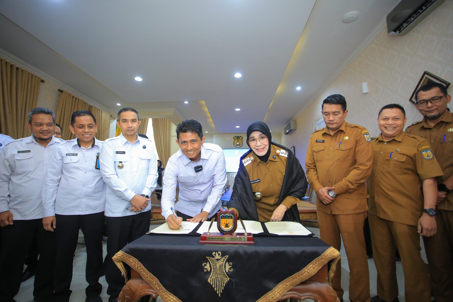 Wali Kota Banda Aceh Illiza Sa’aduddin Djamal menandatangani MoU dengan Kepala BNNP Aceh Brigjen Pol Marzuki Ali Basyah di pendopo, Senin (26/5).