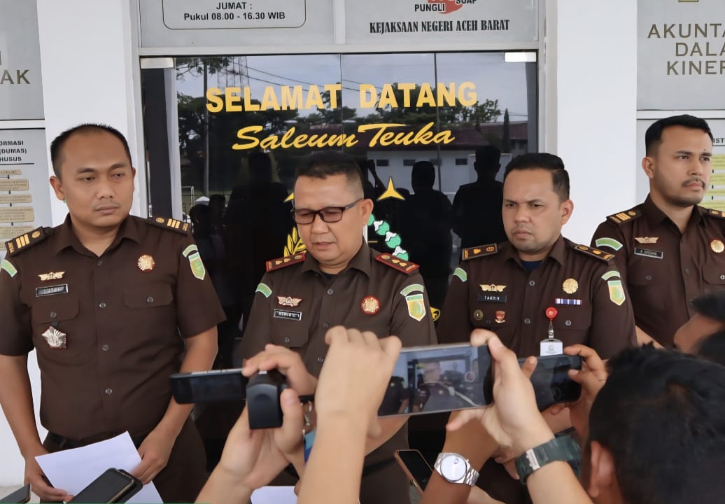 Kajari Aceh Barat, Siswanto AS SH MH memberikan keterangan penetapan lima tersangka korupsi insentif pajak, dalam konferensi pers, Senin (26/5)