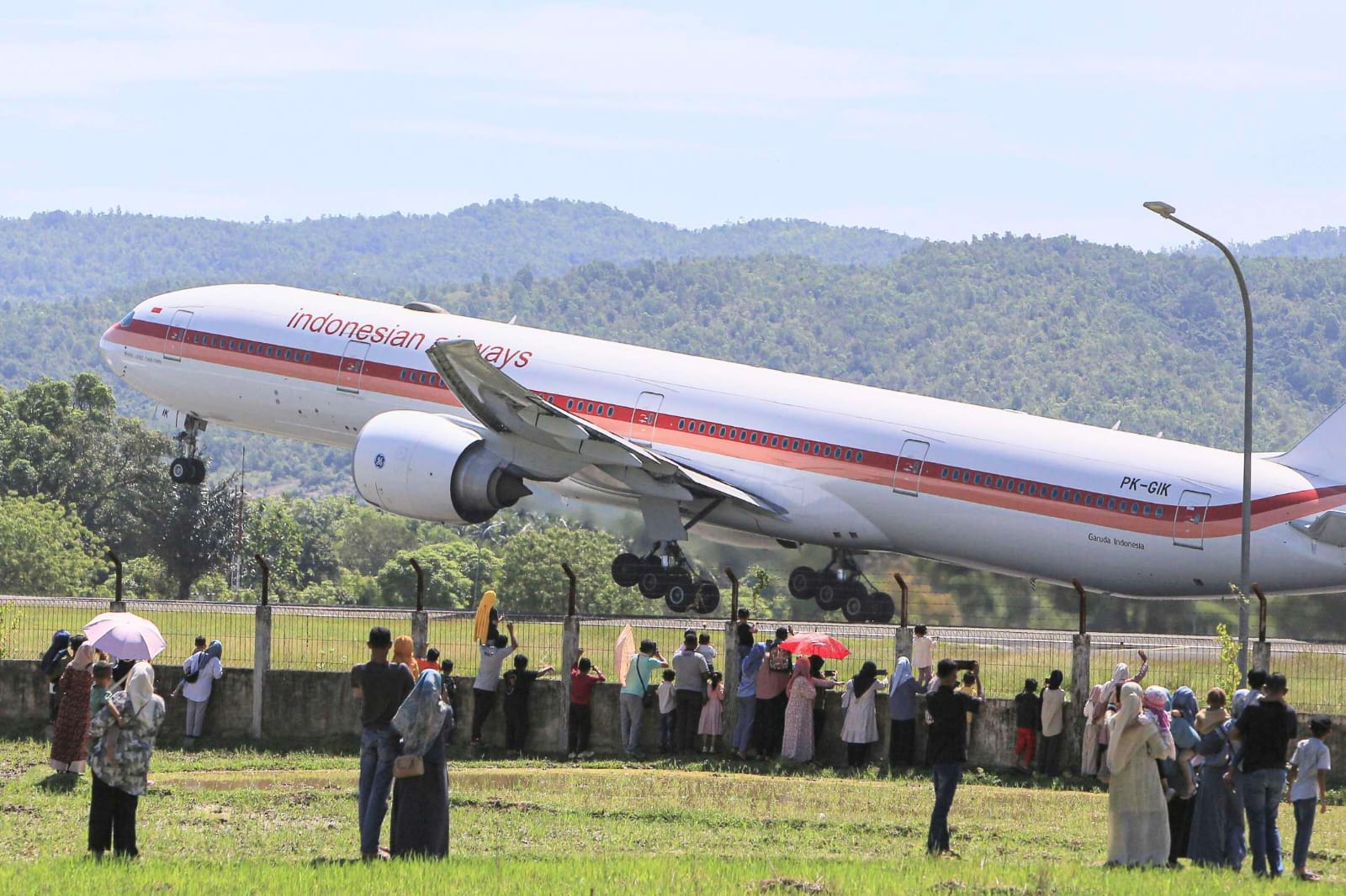 Pesawat Garuda Indonesia GIA2112 take off bersama jamaah haji Aceh kloter 12, di Bandara SIM, Blang Bintang, Jumat pagi (30/5). (Foto: For Infoaceh.net)